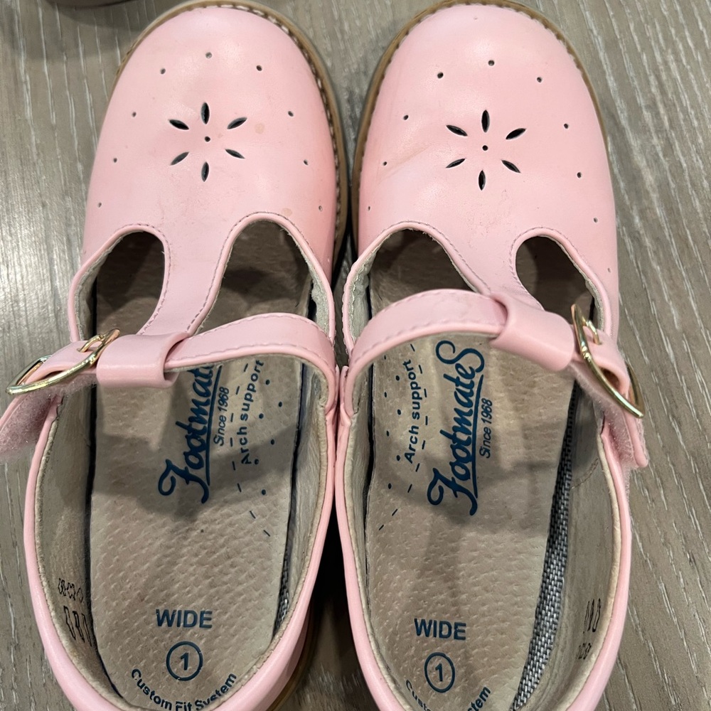 Footmates girls size 1 - comes with wide insert or regular inside